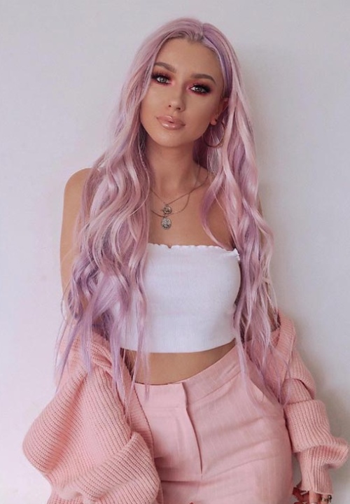 девушка с длинными розовыми волосами