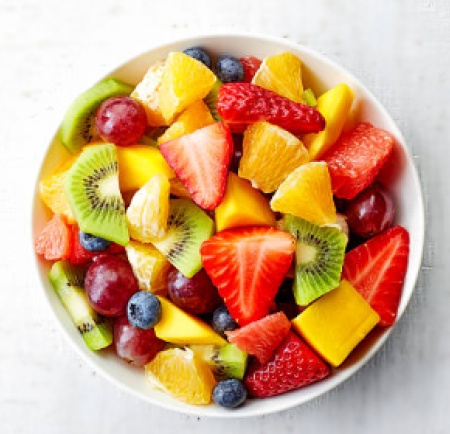 фруктовая композиция на плоской большой тарелке - клубника, мандарин, виноград