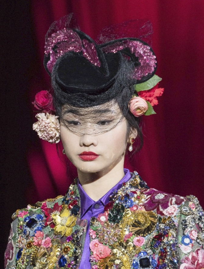 модный головной убор осень-зима 2019-2020 от модного дома Dolce & Gabbana - шляпка-таблетка с вуалью