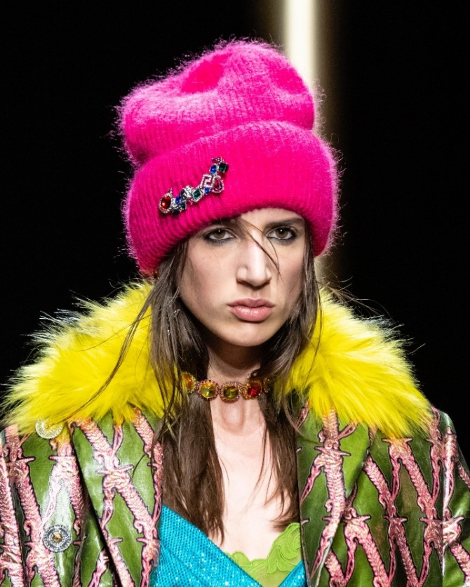 высокая женская вязаная шапка малинового цвета - с подворотом и брошью от Versace на сезон осень-зима 2019-2020