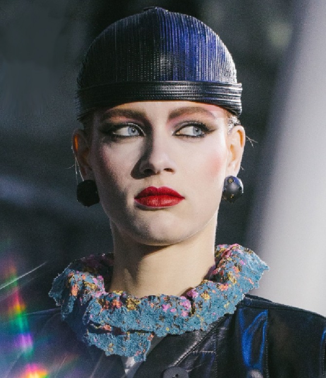 модная дамская шапочка, плотно облегающая голову, из кожи синего цвета - Louis Vuitton