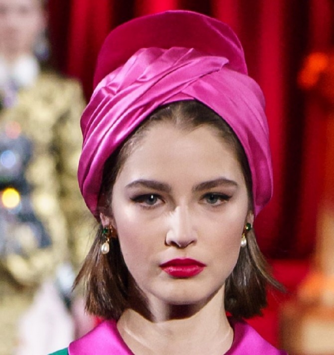 чалма из розового шелка м фетровой тульей от Dolce & Gabbana