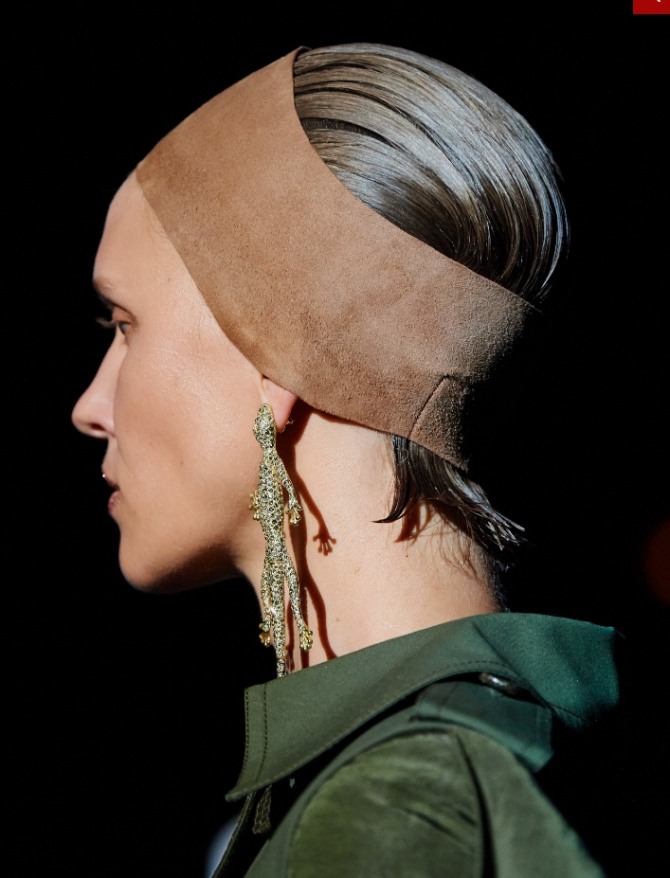 широкая повязка на голову из светло-коричневой замши - как модный аксессуар сезона осень-зима 2019-2020