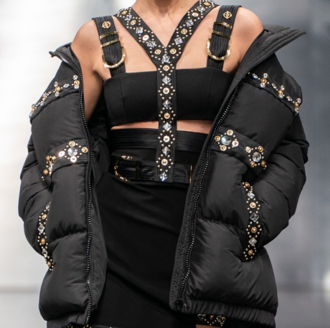 дутая женская черная куртка декорированная камнями и металлическими дисками и клепками