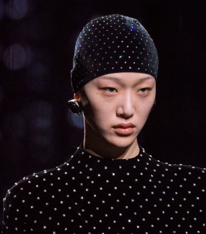 модный головной убор сезона осень-зима 2019-2020 - черная бархатная шапочка со стразами от модного дома Saint Laurent