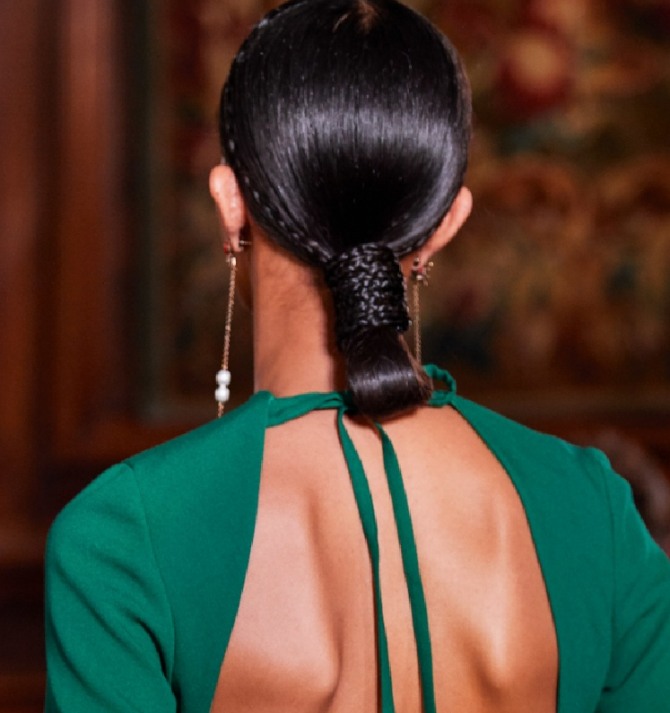 вечерняя прическа для длинных черных волос к зеленому вечернему платью - вид сзади