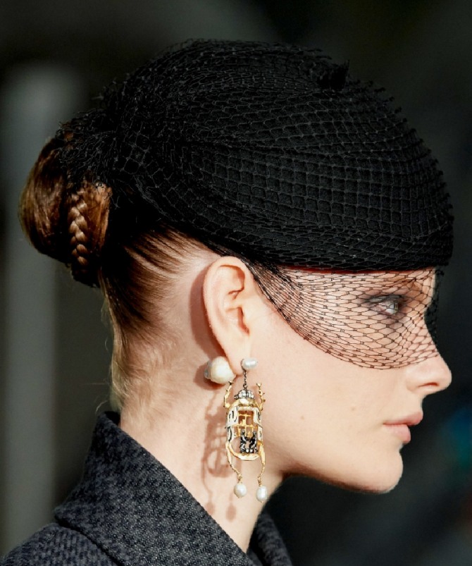 Christian Dior - изысканная прическа к черному костюму или пальто осень-Зима 2019-2020 - булочка на затылке с тонкой косичкой и вуалеткой