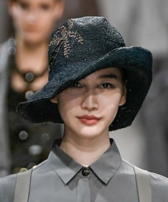 темно-зеленая плетеная шляпа с аппликацией от Giorgio Armani