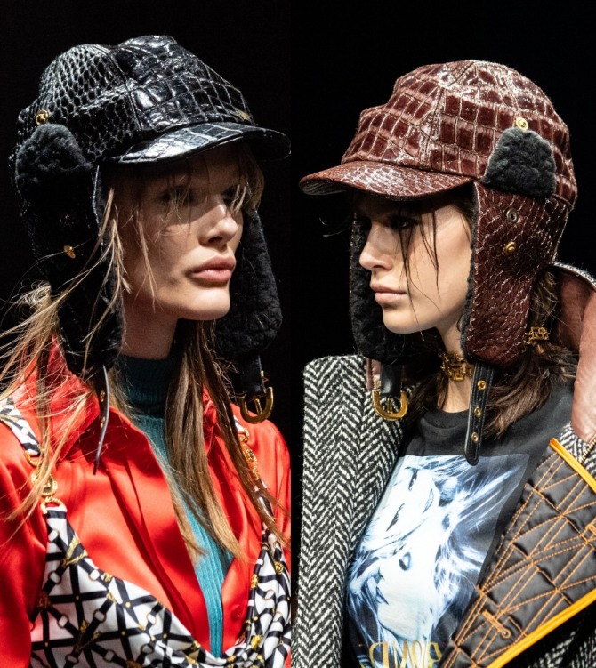 женский шлем-кепка авиаторка от Versace с тиснением под питона