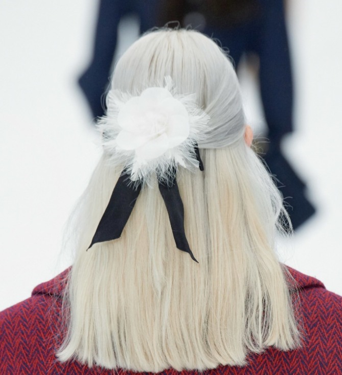 бант и большой белый цветок на макушке - модная прическа для длинных волос осень-зима 2019-2020