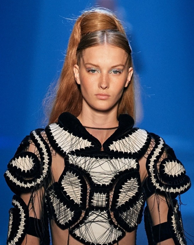 прическа с шиньоном на макушке - модный тренд для длинных волос осень-зима 2019-2020