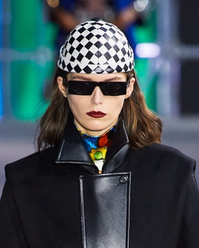 шапочка из кожи с отворотом в виде шлема с черно-белым шахматным принтом от дизайнерского дома Louis Vuitton