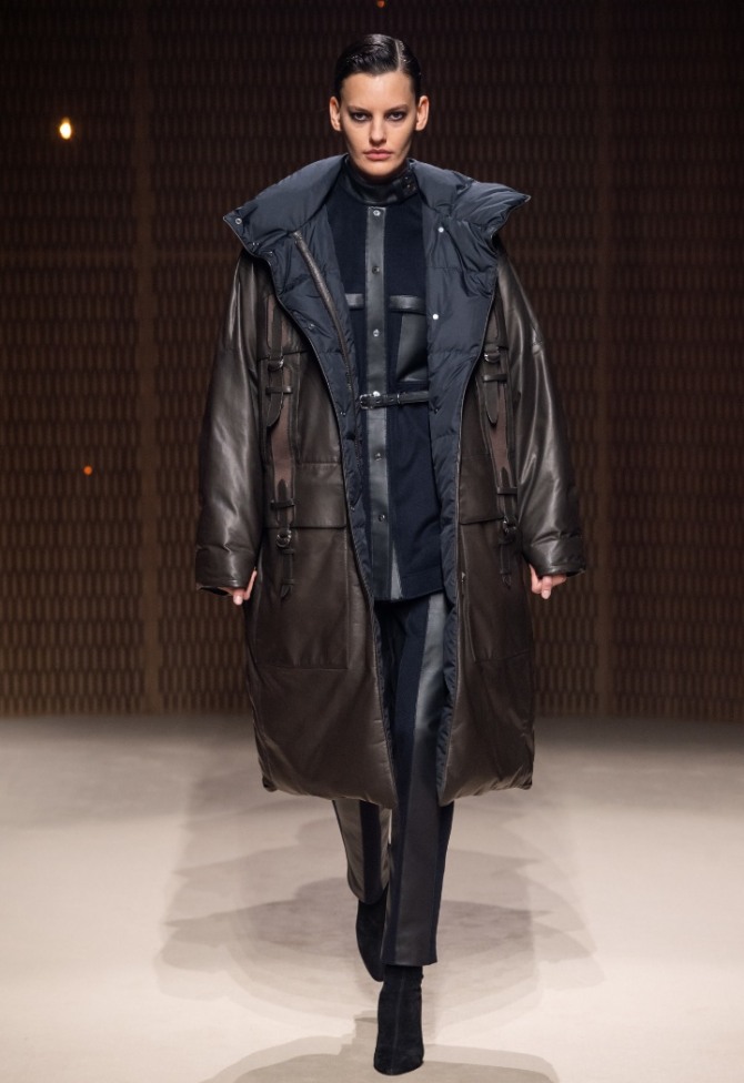 черно-коричневый дамский пуховик 2020 из блестящей ткани от модного дома Hermès