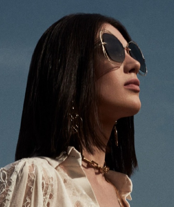 брюнетка в кремовой блузке и солнцезащитных очках - модный показ от Elie Saab