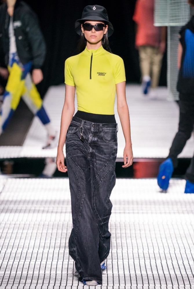 черные прямые широкие джинсы-клеш с низкой посадкой  и волнистыми линиями кроя - тренды брючной молодежной женской моды Весна-Лето 2020