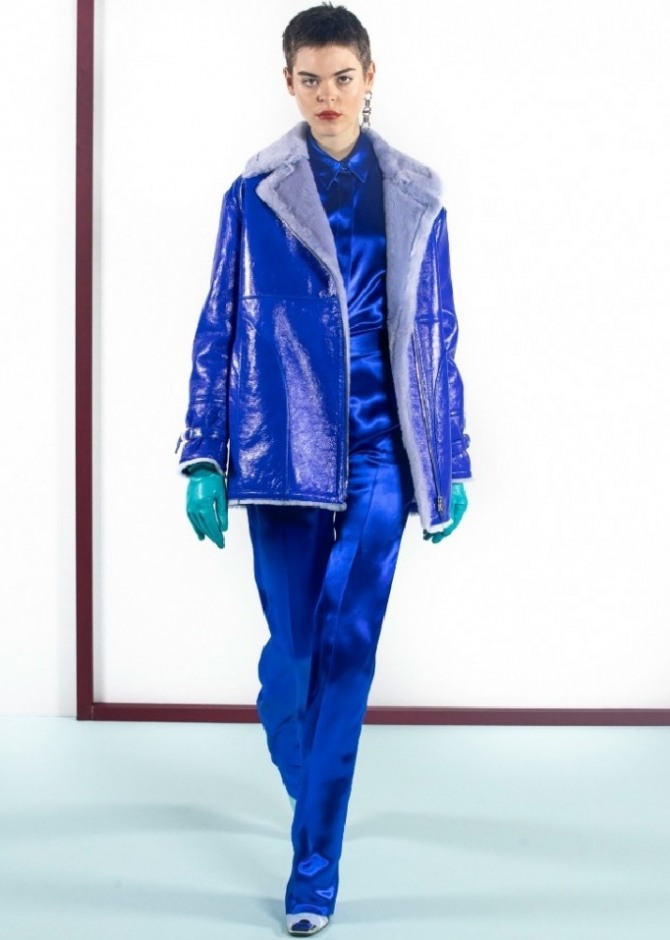 горячий тренд зимней моды 2020 - дубленка с блестящим покрытием - модель синего цвета с модных показов