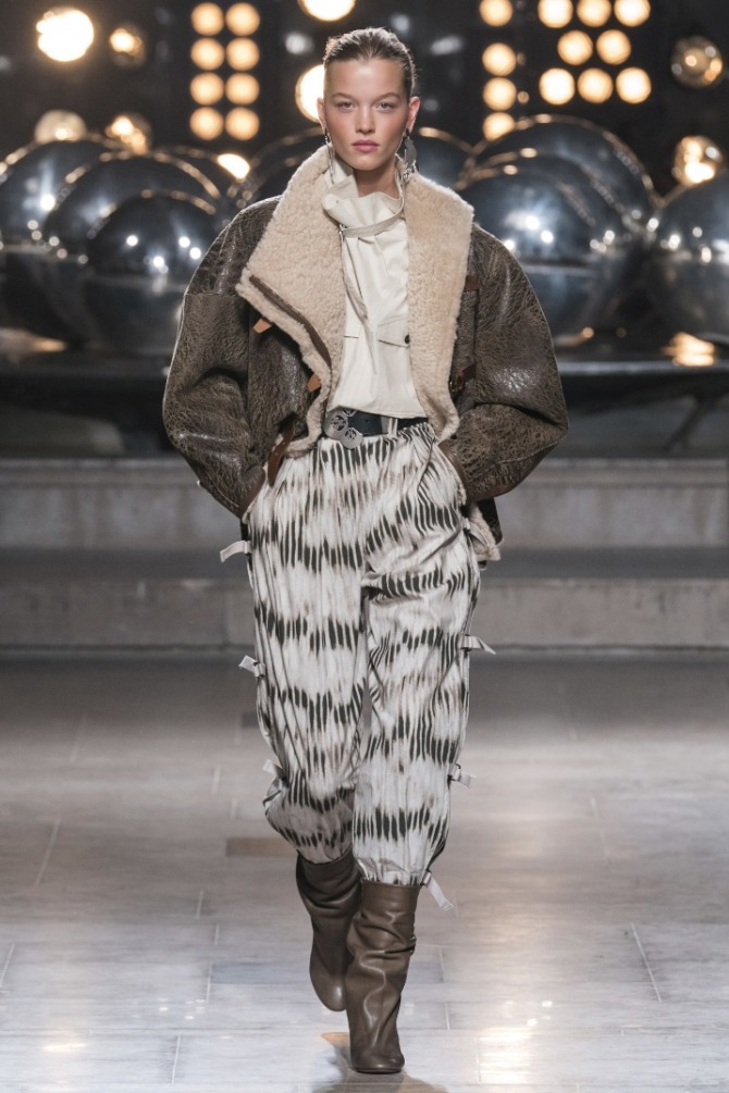 стильная короткая дамская дубленка с напылением - модель осень-зима 2019-2020 в комплекте с сапогами и брюками