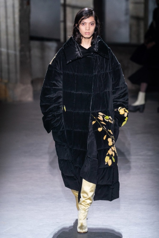 черный пуховик с бархатным верхом от Dries Van Noten