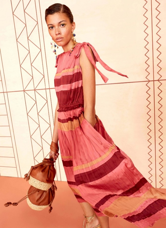 летнее платье 2020 от модного дома Ulla Johnson с крупными полосами красно-бордового цвета и завязками-бантами на плечах