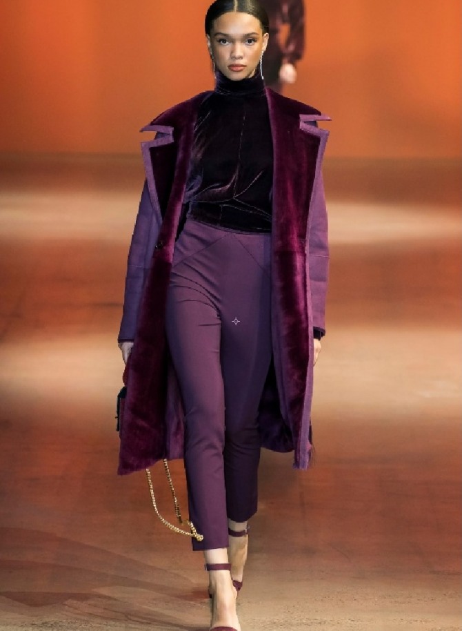 красивая женская дубленка 2020 года с подиума пурпурного цвета с бордовой подкладкой и оригинальным воротником, отороченным кантом