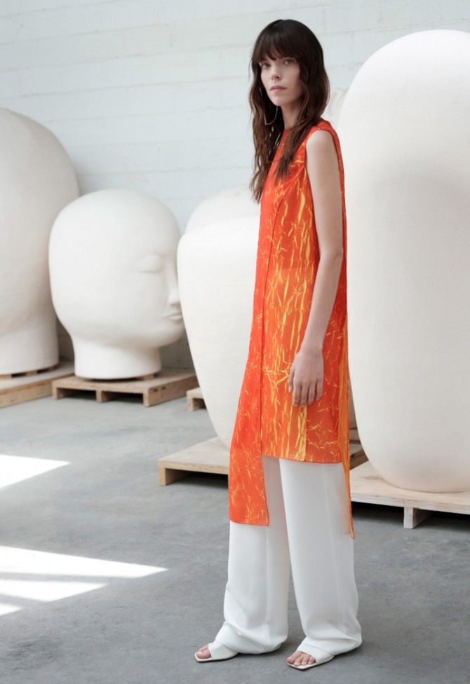 белые брюки от бренда Jeffrey Dodd на весну-лето 2020 - модель с напуском в комплекте с платьем без рукавов морковного цвета