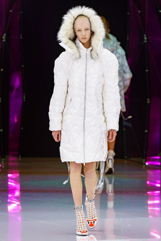 зимняя модная одежда 2020 года от Byblos - пуховик белого цвета с капюшоном из меха