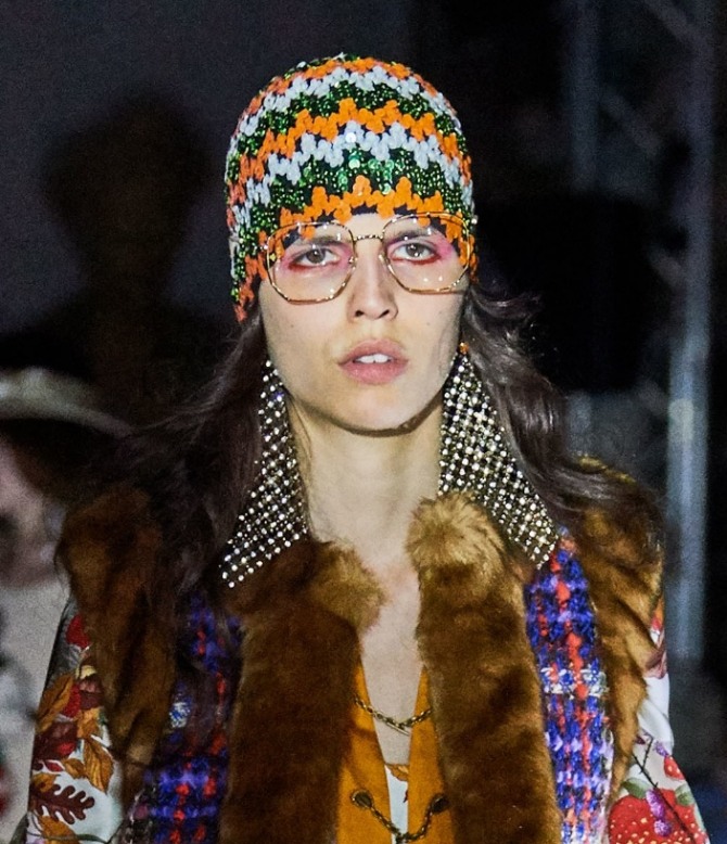 вязаная разноцветная шапочка-коврик весна 2020 от Gucci