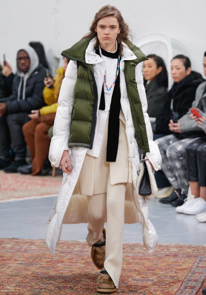комбинированный фасон модного женского пуховика 2020 года - пуховое белое пальто с пуховой курткой-жилеткой болотного цвета