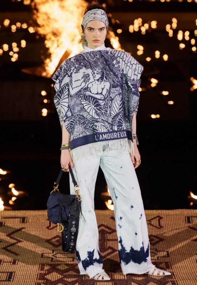 широкие светлые джинсы для женщин и девушек из коллекции Christian Dior на весну и лето 2020 года