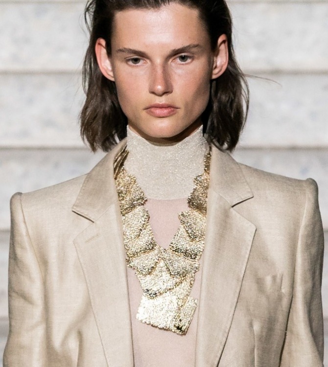 модное ожерелье 2020 года из плоских и очень тонких золотых пластинзолотых