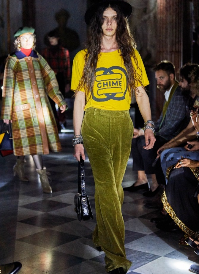 летние велюровые брюки болотного цвета с желтой майкой и черной шляпой - идея от Gucci на лето 2020 года