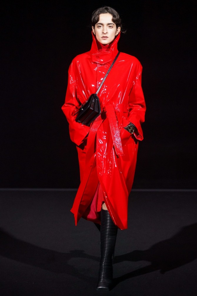 красный лаковый плащ с сумкой, перчатками и сапогами черного цвета - стильные демисезонные образы с модных показов на 2020 год