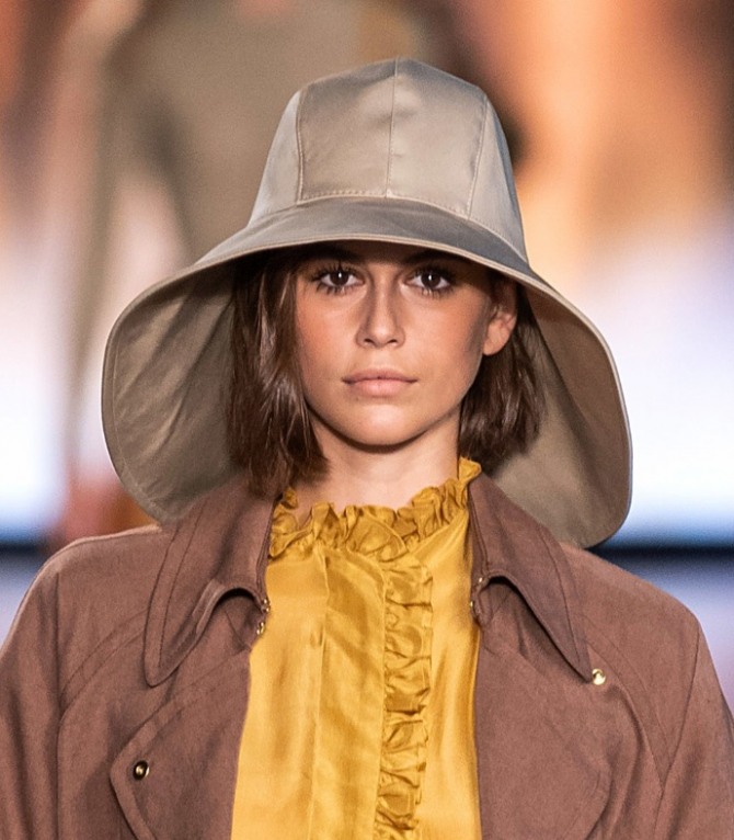 Модный тренд уличной моды на весну-лето 2020 года - тканевая шляпа-панама от бренда Alberta Ferretti