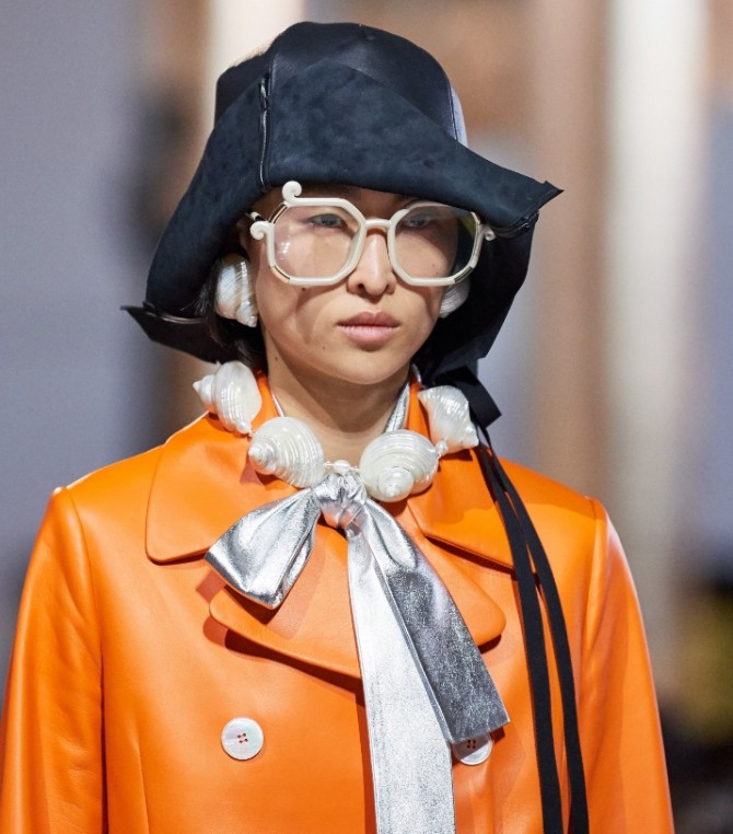 крупные солнцезащитные шестиугольные очки-многогранники с прозрачными линзами и белой пластмассовой оправой - тренды сезона весна-лето 2020 от Prada