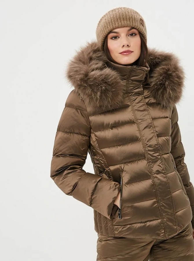 коричневый пуховик от бренда Conso Wear - стильный образ для девушки на зимний сезон 2020
