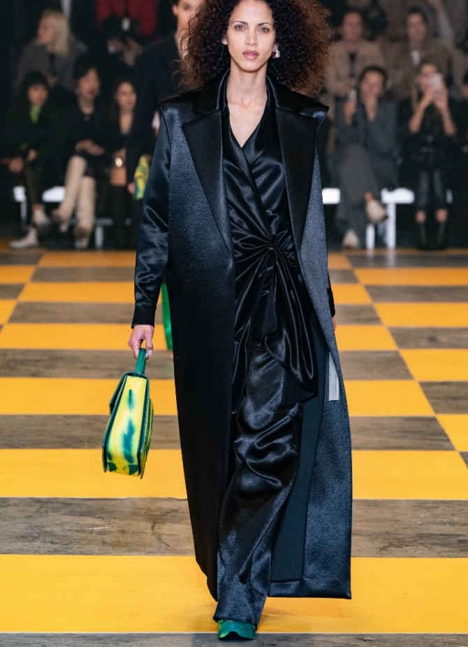 черный монолук - комбинезон с плащом без рукавов - фото с модных дефиле 2020 года