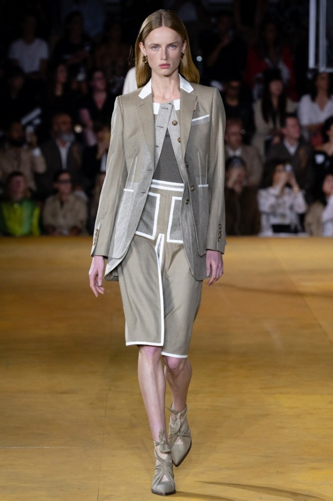 элегантный деловой костюм весна 2020 с юбкой от бренда Burberry