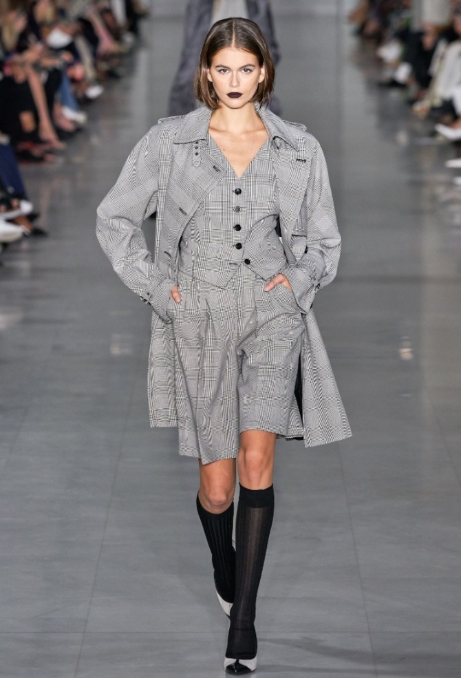 модный весенний стильный комплект от Max Mara - короткое пальто, шорты, жилет серого цвета, монолук в серой цветовой гамме: пальто, шорты и жилет из одного материала
