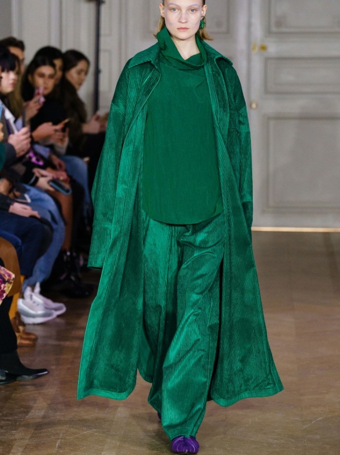 зеленый монолук из вельветового плаща, вельветовых брюк и бархатной блузы