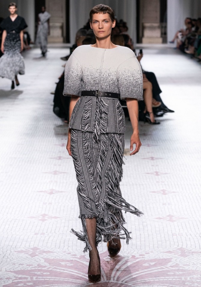 модный женский серый костюм на весну 2020 года от бренда Givenchy - с жакетом, имеющим широкие недлинные рукава и бахрому на юбке