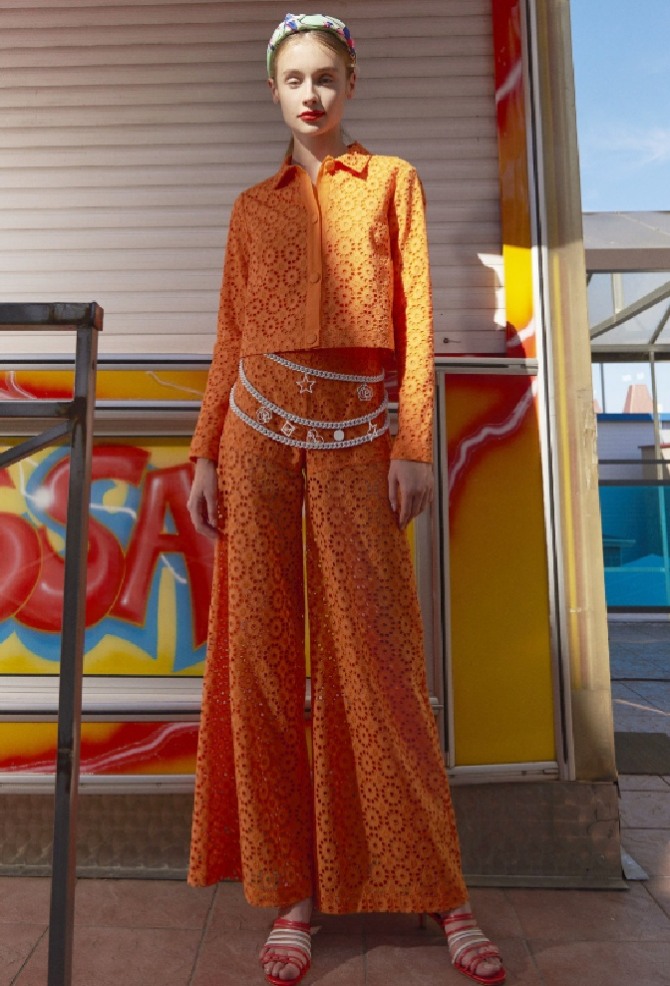 брючный красивый нарядный костюм для юной девушки морковного цвета из кружевного полотна