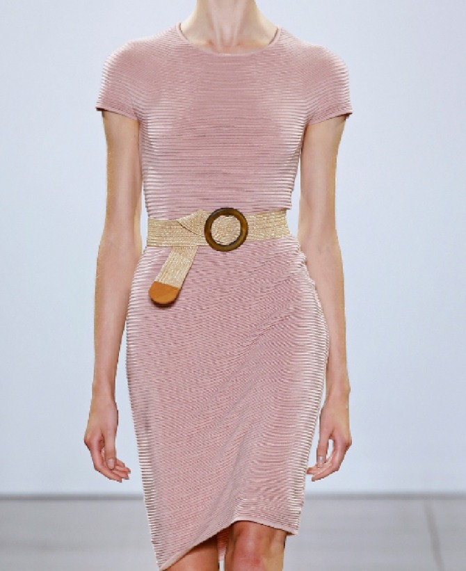 розовое летнее трикотажное платье 2020 с короткими рукавами и ремнем на талии - длина чуть выше колена