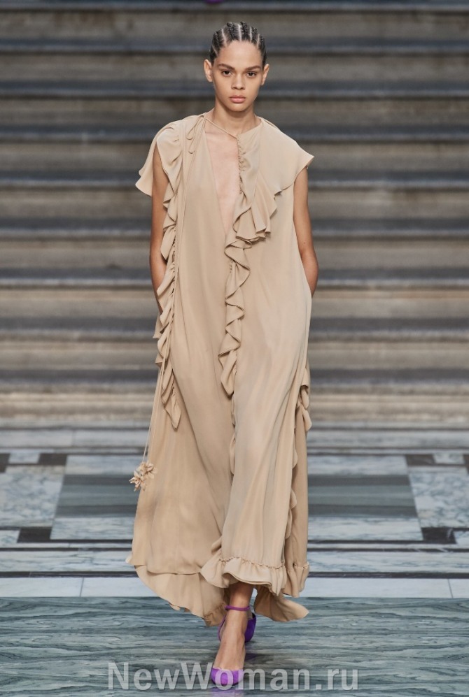 свободное шифоновое платье светло-бежевого цвета без рукавов с вертикальным сплошным воланом и открытой грудью