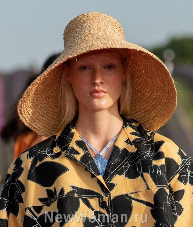 соломенная пляжная шляпа во вьетнамском стиле - фото с модных дефиле