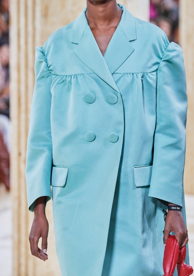 летнее пальто 2020 мятного цвета с отложным воротником с лацканами - двубортное, с защипами на головке рукава и кокетке