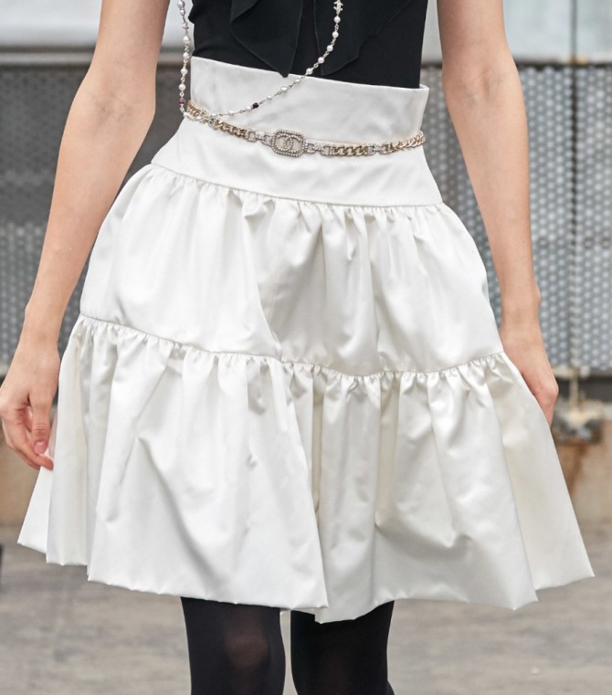 белая шелковая пышная юбка от Шанель - коллекция весна-лето 2020 года