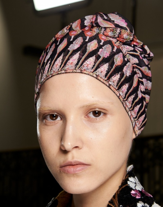 модные головные женские уборы 2020 года - косынка-тюрбан, повязанная вокруг головы