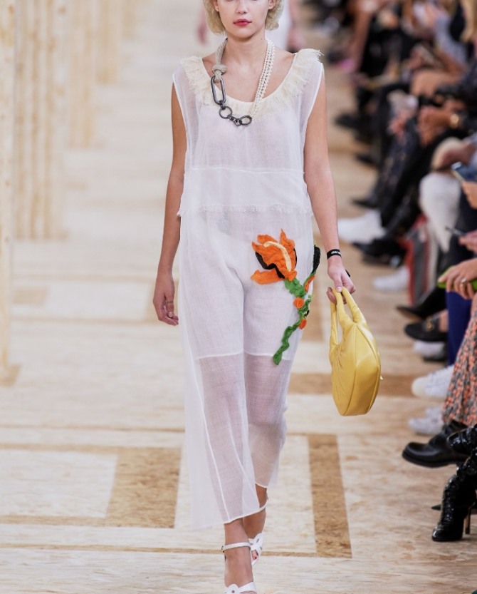 белое летнее платье из марлевки без рукавов и большим цветком на подоле - Miu Miu коллекция весна-лето 2020