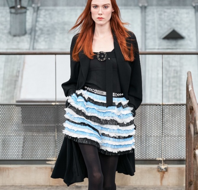 Chanel - мини юбка из коллекции весна-лето 2020 с каскадными оборками разного цвета
