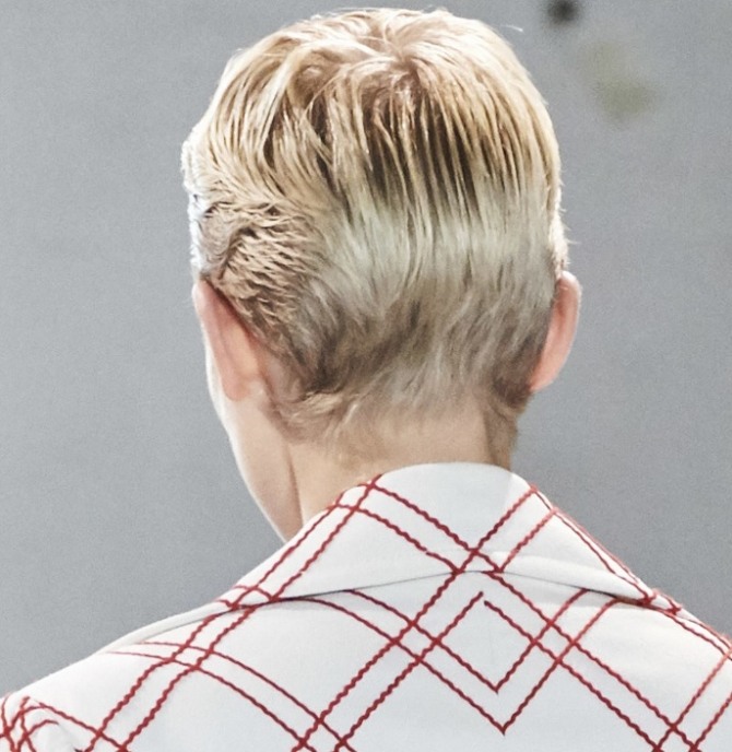 вид сзади: стрижка для коротких волос с удлиненными прядками по бокам шеи